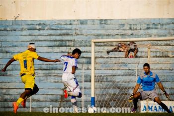 La única llegada franca del Sportivo 2 de Mayo fue por intermedio de Claudio Delgado, quien quedó cara a cara frente al arco de Capiatá, yendo su disparo final por encima del travesaño. (Foto: Diego Lozano).