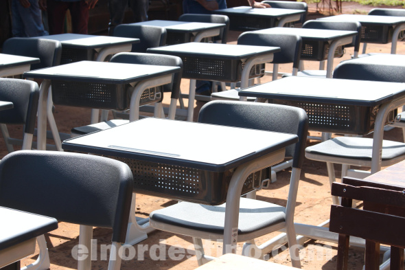 Los mobiliarios escolares nuevos están diseñados para garantizar comodidad y durabilidad, contando con un riguroso control de calidad y una garantía de tres años. Cada escuela y colegio reciban la cantidad adecuada según su matrícula (Foto: Presidencia de la República del Paraguay).