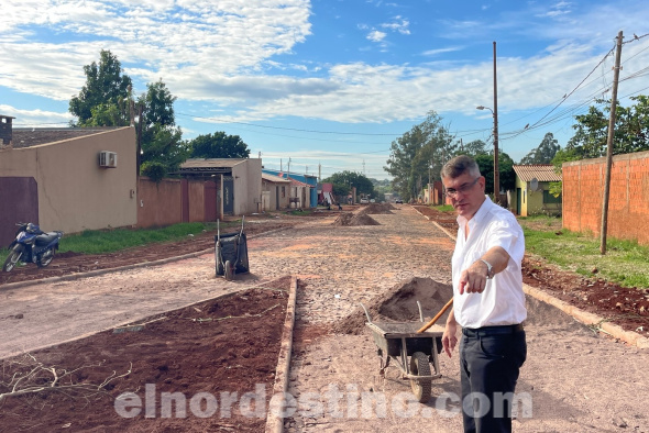 El intendente municipal de Pedro Juan Caballero licenciado Ronald Enrique Acevedo Quevedo visitó los barrios Obrero y General Genes de la ciudad Pedro Juan Caballero que están recibiendo mejoras en sus calles. (Foto: Municipalidad de Pedro Juan Caballero).