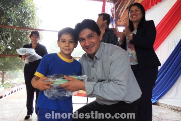 El Gobernador de Amambay Ricardo Sánchez Peña dijo que en su etapa de niñez la realizó en esa institución. Por esa razón tiene un sentimiento de aprecio y esa su deseo como reconocimiento y gratitud iniciar las actividades del año lectivo. (Foto: Secretaría de Comunicaciones Institucionales de la Gobernación del XIII Departamento de Amambay).