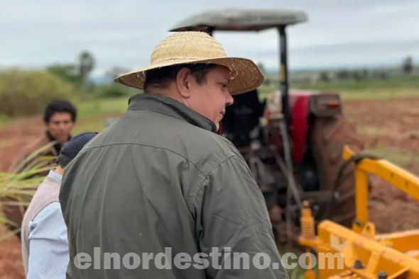 El gobernador de Amambay Juancho Acosta llegó con su comitiva al distrito de Karapã´í para implementar el proyecto de “Siembra de Sésamo”. (Foto: Dirección de Comunicaciones de la Gobernación de Amambay).