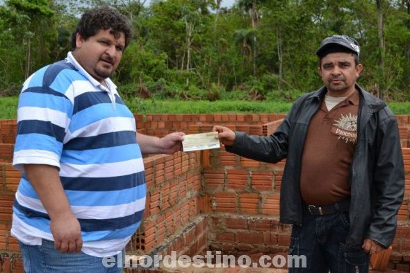 Concejal Departamental  Evelio Mereles entregó a sus compueblanos quince millones de guaraníes