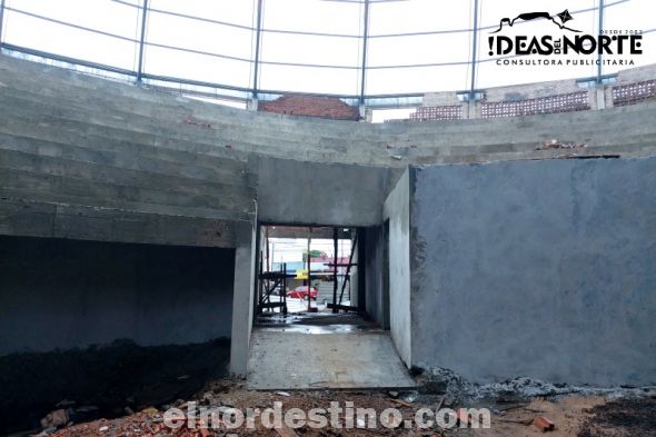 A pesar de la pandemia del Covid19 y las tormentas propias de la estación del año, continúan los trabajos de ampliación y reforma del Estadio Municipal de Pedro Juan Caballero. El contratista Aponte Latorre S.A. tiene el compromiso de entregar la obra terminada el 31 de Enero. (Foto: Diego Lozano para Ideas del Norte Consultora Publicitaria). 