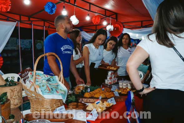Este XI Festival de Guaraní tuvo la particularidad de fusionar las disciplinas de la cultura guaraní y la historia de la Medicina. Fue una gran fiesta que celebró la rica cultura paraguaya, con mucha danza, teatro y comidas típicas. (Foto: Asesoría de Prensa de Universidad Central del Paraguay).