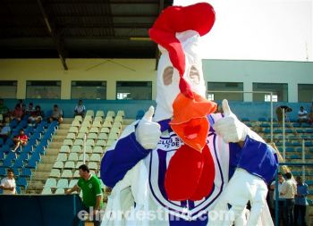 El “Gallo Norteño” acompañó a los jugadores del Sportivo 2 de Mayo en la salida al campo de juego. A pesar de la buena onda, la suerte no estuvo otra vez del lado del albiazul jugando de local. (Foto: Diego Lozano).