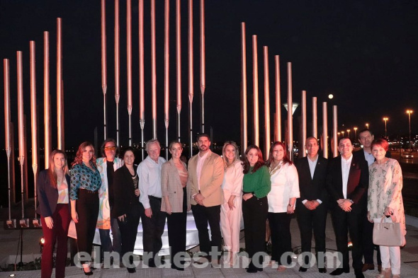 En Agosto se inauguró el “Paseo de la Guarania”, monumento homenaje a José Asunción Flores, creador de la Guarania. La propuesta cultural está ubicada en la terraza del predio del Turista Róga Costanera, y se trata de un instrumento de agua con forma de piano. (Foto: Secretaría Nacional de Turismo de Paraguay).