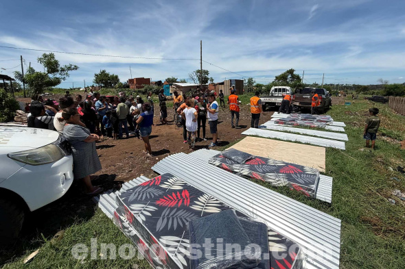 Durante el acto de entrega, vecinos de los asentamientos expresaron agradecimiento al gobernador de Amambay abogado Juan Silvino Acosta Benítez al equipo de trabajo por la rápida respuesta ante la difícil situación que enfrentan. (Foto: Dirección de Comunicaciones de la Gobernación de Amambay).