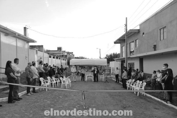 El progreso y el desarrollo siguen a pasos firmes y fuertes de la mano del intendente municipal de Pedro Juan Caballero José Carlos Acevedo, quien inauguró un tramo más de mejoramiento vial en la ciudad. Se trata de ocho cuadras de empedrado en el popular barrio Guaraní. (Foto: Fanpage de Facebook de la Municipalidad de Pedro Juan Caballero).