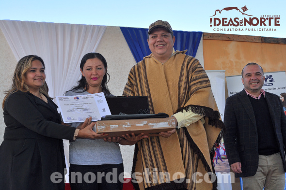 Juliana Ramos Montanía recibe su certificado del Curso de Especialista en Ventas de manos de la licenciada Marta Graciela Vargas Monzón y su kit de trabajo de parte del diputado Juancho Acosta. (Foto: Diego Lozano para Ideas del Norte Consultora Publicitaria).