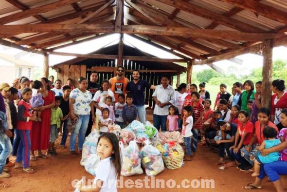 Centro de Estudiantes de la Universidad Sudamericana y Atlética Vikings entregan juguetes y canastas navideñas