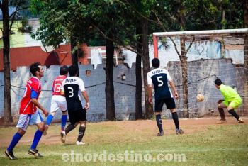 El arquero Alberto Martínez se limitó a observar cómo la pelota ingresa al arco. A sólo dos minutos del final, lo que parecía un empate clavado se convirtió en victoria para el “Decano” del fútbol pedrojuanino. (Foto: Diego Lozano). 