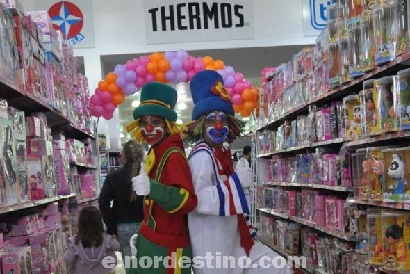 Invasión de turistas en Shopping China por el feriado prolongado del Brasil