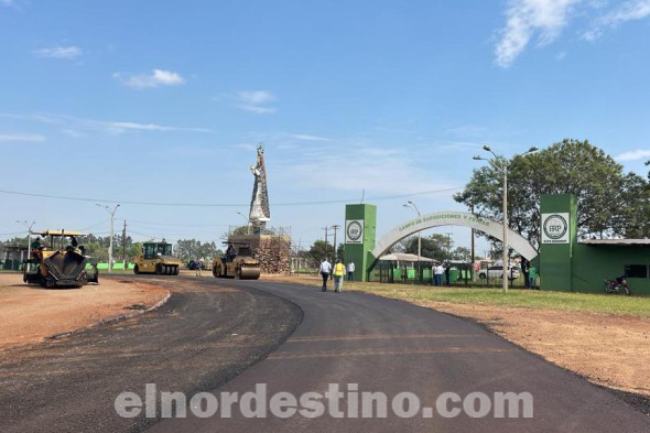 El intendente municipal de Pedro Juan Caballero licenciado Ronald Enrique Acevedo Quevedo verificó los lugares a ser asfaltados junto al encargado de la Empresa Teco S.R.L. Francisco Galeano. (Foto: Municipalidad de Pedro Juan Caballero).