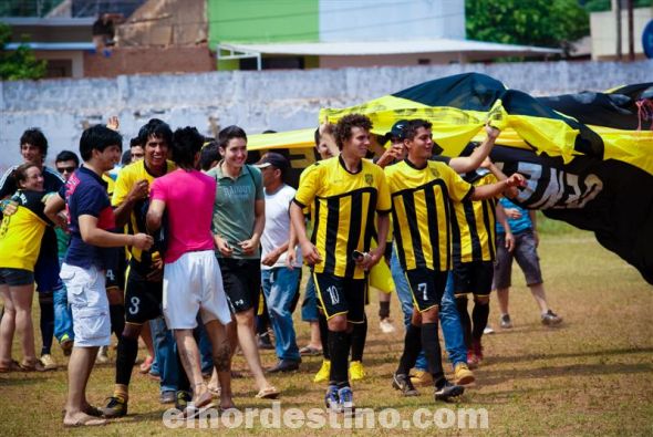 Como debe ser, todo el plantel de General Díaz y sus simpatizantes pudieron festejar el gran triunfo dentro del campo de juego. Es de destacar que la gente de Sportivo Obrero felicitó al vencedor, como debe ser. Todo se desarrolló sin incidentes. (Foto: Diego Lozano).