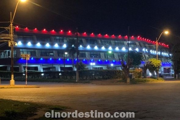 El edificio de la Dirección Nacional de Aduanas en Pedro Juan Caballero luce totalmente renovado. Además de las luminarias que resaltan el recinto durante la noche, el exterior del lugar luce impecable, pintado a nuevo y con arreglos arborísticos muy cuidados. (Foto: Gentileza).