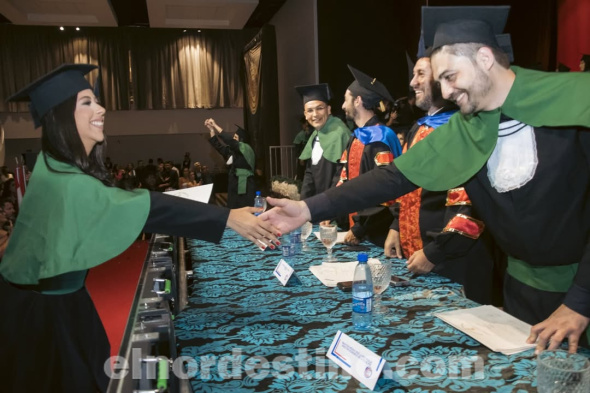 En “Majestic Hall” de Ponta Porã se graduaron nuevos profesionales especializados en Medicina, quienes cursaron sus estudios en Universidad Central del Paraguay sede Pedro Juan Caballero. El creador de la carrera de Medicina licenciado Carlos Bernardo acompañó la ceremonia. (Foto: Asesoría de Prensa de UCP sede PJC).