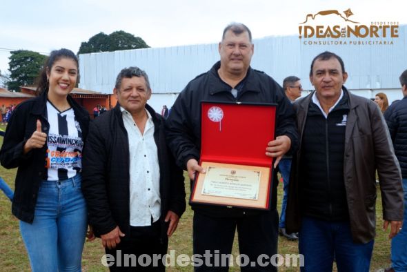 El dirigente deportivo Pablo “Paraguayo” Winckler recibió una placa de homenaje de parte de la Unión del Fútbol del Interior por su invalorable apoyo al crecimiento y desarrollo del fútbol del interior. (Foto: Diego Lozano para Ideas del Norte Consultora Publicitaria).