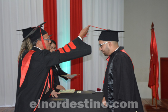 Entre los múltiples proyectos presentados por el concejal municipal licenciado Jorge Luís Medina Rivarola estuvo el homenaje a los maestros con más de veinticinco años de docencia, pioneros de la Facultad de Derecho y Ciencias Sociales de la Universidad Nacional de Asunción filial Pedro Juan Caballero. (Foto: UNA).