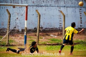 Ni los propios jugadores de América pudieron entender por qué el árbitro invalidó el gol que legítimamente Cristian Achar convirtió para General Díaz luego de un rebote en el arquero naranja. (Foto: Diego Lozano).