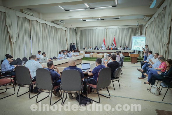 Una de las autoridades más importantes presentes en el acto de apertura de ofertas fue el gobernador de Amambay Juancho Acosta, quién manifestó su emoción por que se está cumpliendo un sueño que tiene treinta años. (Foto: Ministerio de Obras Públicas y Comunicaciones).