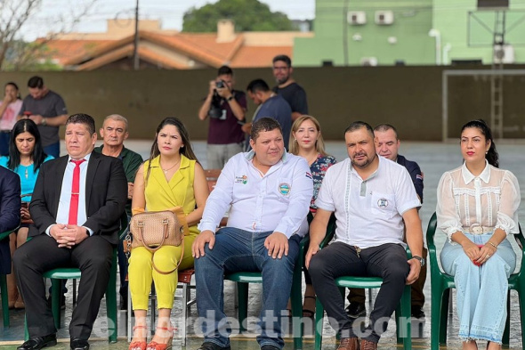 Según comentó el diputado Juancho Acosta, en este plan de trabajo para mejorar la Educación en el departamento ya fueron entregadas más de trescientas cincuenta notebooks con internet en favor de alumnos y docentes. (Foto: Dirección de Comunicaciones de la Gobernación de Amambay).