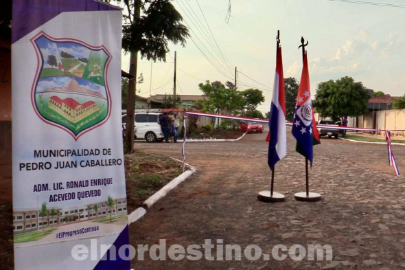 Encabezó el acto de inauguración de obras de empedrado en el barrio General Genes el intendente de Pedro Juan Caballero licenciado Ronald Enrique Acevedo Quevedo, acompañado por la Primera Dama y concejal municipal licenciada Carolina Yunis de Acevedo. (Foto: Municipalidad de Pedro Juan Caballero).