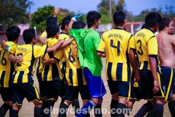 General Díaz es el nuevo puntero de Primera División de la Liga Deportiva del Amambay y lo festeja con su gente. Volteó al hasta entonces líder Aquidabán 3 a 2. (Foto: Diego Lozano).