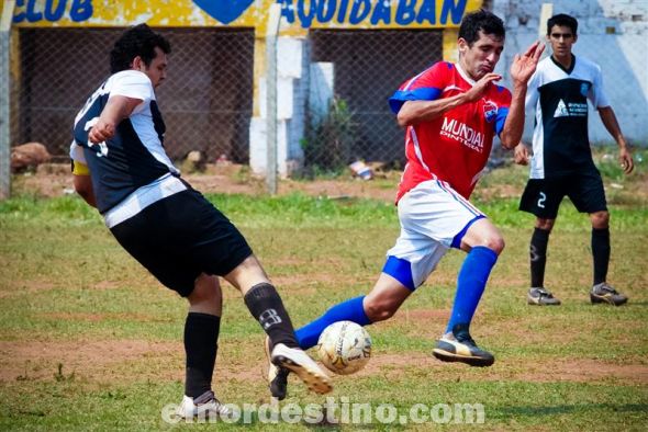 Si bien tuvo poca participación en la mayor parte del partido, Celso Junior Penzo es una amenaza constante para cualquier rival. Fue controlado en zona por la defensa de Independiente. (Foto: Diego Lozano).