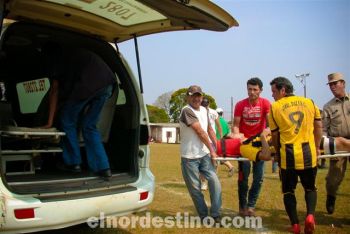 A poco de comenzado el partido, su jugador Cristian Jhony Medina se lesionó gravemente en uno de sus brazos y tuvo que ser auxiliado en ambulancia. Rápida intervención de los Bomberos Rojos. (Foto: Diego Lozano).