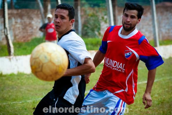 El delantero Julio Ojeda de Independiente intentó numerosas para quebrar la ordenada defensa de Aquidabán. Tuvo una chance con un cabezazo que devolvió el travesaño. Fue controlado por el zaguero Reinaldo Arévalos de “El Decano”. (Foto: Diego Lozano).
