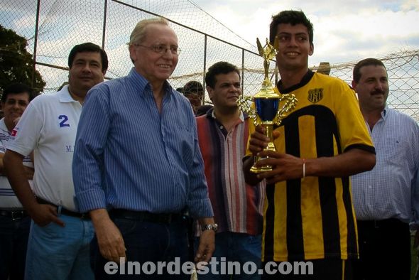 El delantero Alberto Florentín Vargas se consagró Goleador del torneo. Recibió de manos del arquitecto Rojas el correspondiente trofeo. Florentín es candidato a vestir la gloriosa tricolor de Amambay. (Foto: Diego Lozano). 
