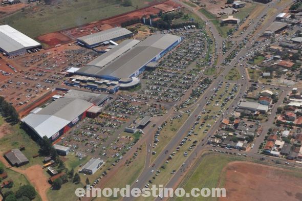 Cinematográfica invasión de turistas en Shopping China a la hora de apertura del Black Friday