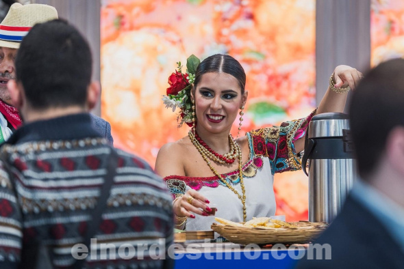 El stand de Paraguay en la Feria Internacional de Turismo 2025 fue un oasis para los paraguayos residentes en España. La música en vivo, los bailes tradicionales, la gastronomía y las artesanías transportó a los visitantes a su país natal. (Foto: Feria Internacional de Turismo 2025).