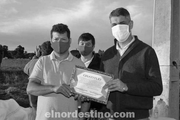 En el acto de inauguración de las obras en las fracciones Portal I y II estuvieron presentes el intendente José Carlos Acevedo Quevedo y el gobernador licenciado Ronald Enrique Acevedo Quevedo. Ambos recibieron un reconocimiento de los pobladores. (Foto: Dirección de Comunicaciones de la Gobernación de Amambay).