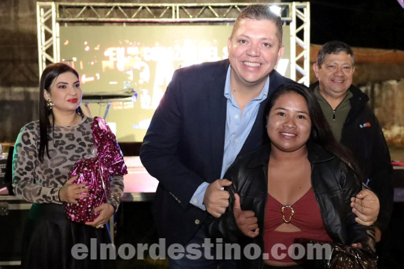 Con cena show, bailongo y sorteo de moto, gobernador Juancho Acosta homenajeó a los docentes del departamento de Amambay