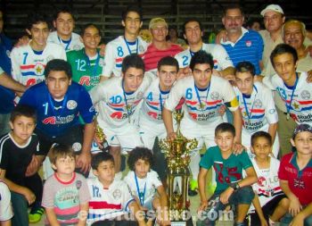 El equipo Campeón del XVII Campeonato Nacional de Futsal Sub-17 rodeado de muchos niños para los que son un ejemplo. Es de destacar el correcto comportamiento de los atletas. (Foto: Semanario Deportivo Camisa 12).