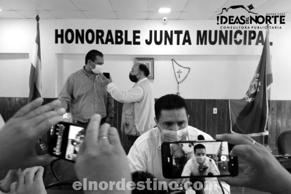 Requerido por la prensa al final de cada sesión de la Honorable Junta Municipal de Pedro Juan Caballero, el presidente Salinas jamás deja de responder las inquietudes de los comunicadores sociales. (Foto: Diego Lozano para Ideas del Norte Consultora Publicitaria).