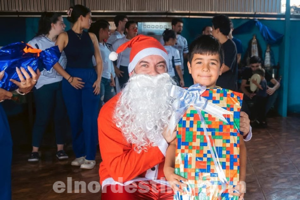 El Proyecto Solidario “Doctores de la Sonrisa”, compuesto por estudiantes de UCP sede Pedro Juan Caballero, realizó varias entregas de juguetes y donaciones en diversas localidades de la región, tanto en Paraguay como en Brasil. (Foto: Asesoría de Prensa de Universidad Central del Paraguay sede Pedro Juan Caballero).