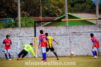 En tiempo de descuento, una vez más Alberto Florentín tras una serie de rebotes le daría la victoria al General Díaz, nuevo puntero de la Liga Deportiva del Amambay. (Foto: Diego Lozano).