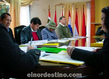 La secretaria Angela González da lectura al Orden del Día y de ese modo comienza la sesión ordinaria que tenía como único objetivo lograr la postergada elección de la nueva Mesa Directiva. (Foto: Diego Lozano).