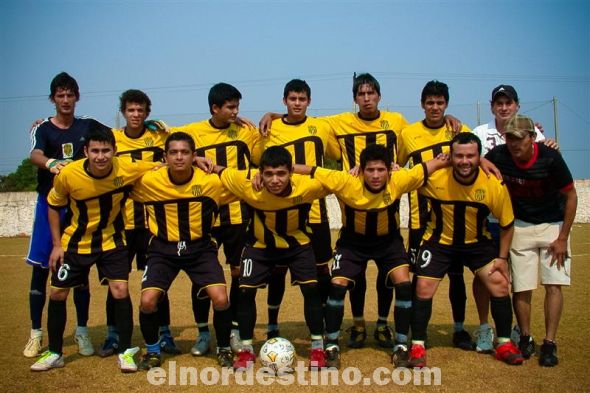 Formación inicial de General Díaz, uno de los mayores animadores del Torneo Oficial 2012 “Don Alipio Rojas” de la Liga Deportiva de Amambay. Lo acompaña una gran cantidad de simpatizantes. (Foto: Diego Lozano).
