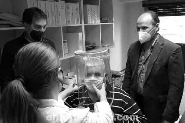La Clínica Independencia, en Munro, es el lugar del país con más pacientes tratados con ibuprofeno inhalatorio (Ceprocor). El vicejefe de gobierno porteño, Diego Santilli, visitó las instalaciones de Fundación Respirar para interiorizarse del tratamiento. (Foto: Infobae.com).
