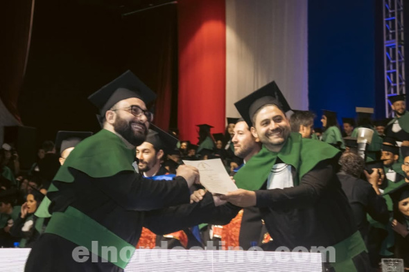 En “Majestic Hall” de Ponta Porã se graduaron nuevos profesionales especializados en Medicina, quienes cursaron sus estudios en Universidad Central del Paraguay sede Pedro Juan Caballero. El creador de la carrera de Medicina licenciado Carlos Bernardo acompañó la ceremonia. (Foto: Asesoría de Prensa de UCP sede PJC).