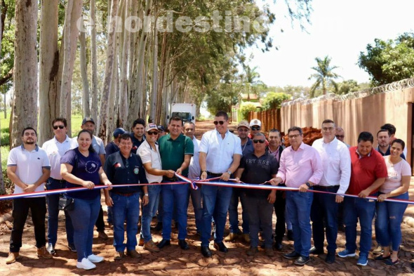 El acto fue presidido por el gobernador de Amambay, Juan Silvino Acosta, y contó con la presencia del licenciado Cristian Franco Candado, presidente de la Junta Departamental, además de representantes de diversas secretarías departamentales. Dirección de Comunicaciones de la Gobernación de Amambay).