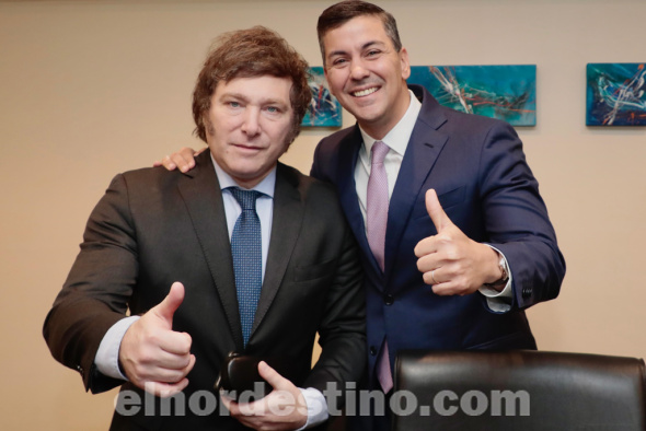 El presidente de Paraguay Santiago Peña señaló que expresó a Milei la gratitud que tiene el Paraguay con la Argentina, que ha recibido a millones de paraguayos a lo largo de los últimos años. (Foto: Presidencia de la República del Paraguay).