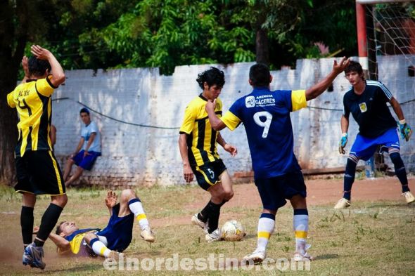 Sobre el final del primer tiempo Blas Ortíz cayó aparatosamente dentro del área tras una rápida maniobra individual. Los jugadores de Sportivo Obrero reclamaron airadamente penal. El árbitro Pedro González hizo continuar el juego. (Foto: Diego Lozano).