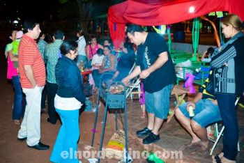 Los padres organizaron una feria de comidas típicas donde no faltó el regional “espetinho a la brasilera” y la correspondiente cerveza para apaciguar la sed de los concurrentes. (Foto: Lázaro González).