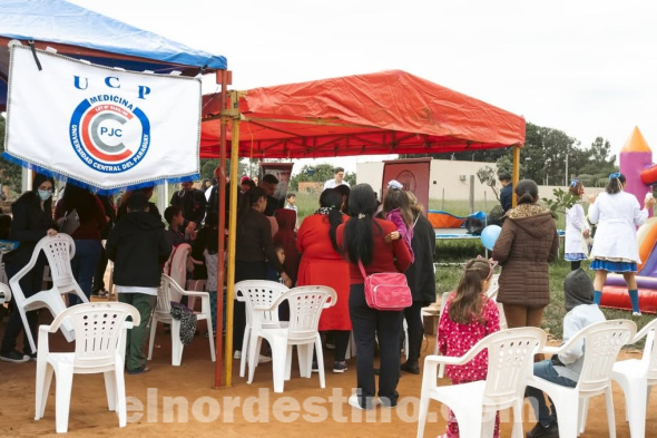 Siempre con el lema “Ayudar al que necesita no sólo es parte del deber sino de la felicidad”, Universidad Central del Paraguay sede Pedro Juan Caballero continúa llegando con servicios de salud a los sectores más carenciados del departamento de Amambay. (Foto: Asesoría de Prensa de UCP sede PJC).