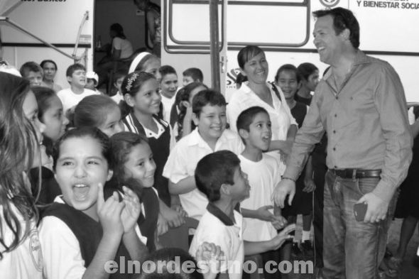 Gobernación de Amambay entrega quinientas sillas con pupitres a escuelas de la ciudad de Capitán Bado