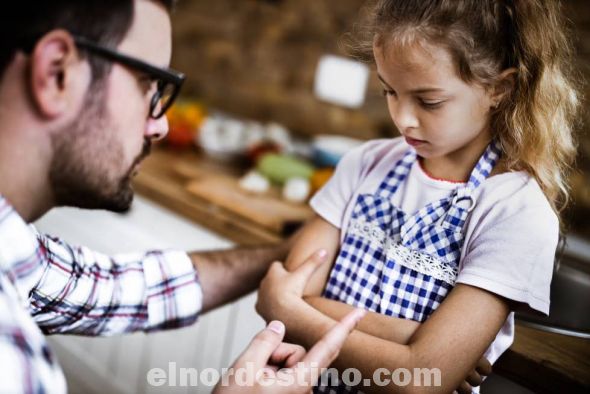 Si le gritas desde la puerta o desde otra habitación, tú no sabes si él te escuchó. Si muestras respeto por el tiempo del niño, le estás enseñando a respetar tu tiempo y el de los demás. Te acercas para darle la instrucción, puedes asegurarte que te está poniendo atención. (Foto: todofamilia.com).